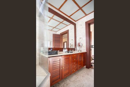 Casa à venda com 896m², 4 quartos e 6 vagas Casa à venda com 896m², 4 quartos e 6 vagasBanheiro Social