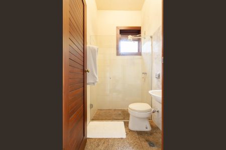 Casa à venda com 896m², 4 quartos e 6 vagas Casa à venda com 896m², 4 quartos e 6 vagasEdícula Banheiro