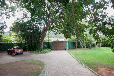 Casa à venda com 896m², 4 quartos e 6 vagas Casa à venda com 896m², 4 quartos e 6 vagasEntrada