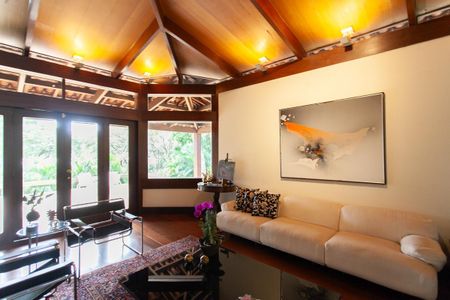 Casa à venda com 896m², 4 quartos e 6 vagas Casa à venda com 896m², 4 quartos e 6 vagasSala 2