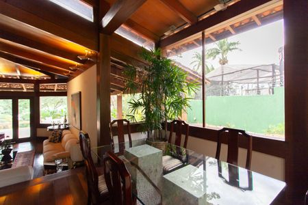 Casa à venda com 896m², 4 quartos e 6 vagas Casa à venda com 896m², 4 quartos e 6 vagasSala de Jantar