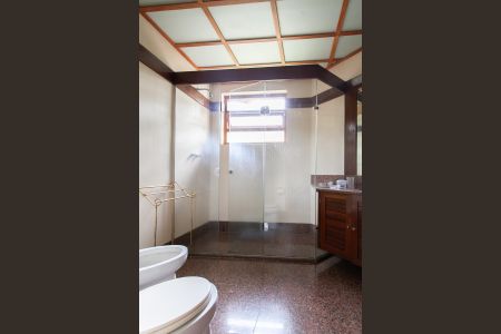 Casa à venda com 896m², 4 quartos e 6 vagas Casa à venda com 896m², 4 quartos e 6 vagasBanheiro da Suíte 2