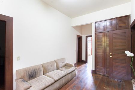 Casa à venda com 896m², 4 quartos e 6 vagas Casa à venda com 896m², 4 quartos e 6 vagasEdícula Sala