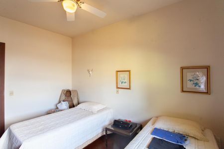 Casa à venda com 896m², 4 quartos e 6 vagas Casa à venda com 896m², 4 quartos e 6 vagasQuarto 2