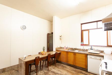 Casa à venda com 896m², 4 quartos e 6 vagas Casa à venda com 896m², 4 quartos e 6 vagasCozinha