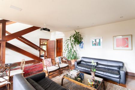 Casa à venda com 896m², 4 quartos e 6 vagas Casa à venda com 896m², 4 quartos e 6 vagasSala 3