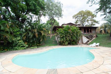 Casa à venda com 896m², 4 quartos e 6 vagas Casa à venda com 896m², 4 quartos e 6 vagasPiscina