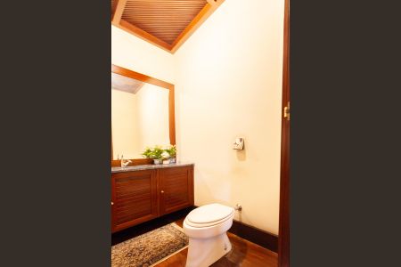 Casa à venda com 896m², 4 quartos e 6 vagas Casa à venda com 896m², 4 quartos e 6 vagasLavabo