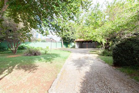 Casa à venda com 896m², 4 quartos e 6 vagas Casa à venda com 896m², 4 quartos e 6 vagasGaragem