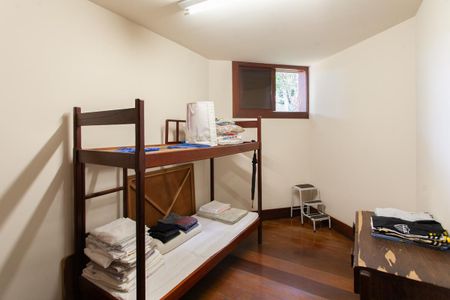 Casa à venda com 896m², 4 quartos e 6 vagas Casa à venda com 896m², 4 quartos e 6 vagasEdícula Quarto