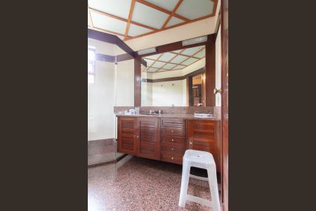 Casa à venda com 896m², 4 quartos e 6 vagas Casa à venda com 896m², 4 quartos e 6 vagasBanheiro da Suíte 2