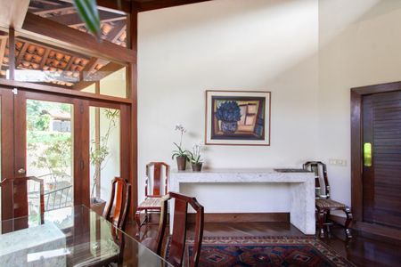 Casa à venda com 896m², 4 quartos e 6 vagas Casa à venda com 896m², 4 quartos e 6 vagasSala de Jantar