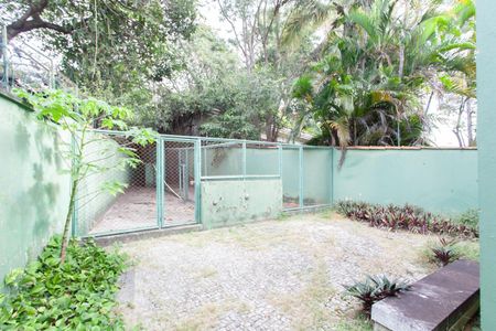 Casa à venda com 896m², 4 quartos e 6 vagas Casa à venda com 896m², 4 quartos e 6 vagasOutros