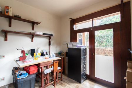 Casa à venda com 896m², 4 quartos e 6 vagas Casa à venda com 896m², 4 quartos e 6 vagasEscritório