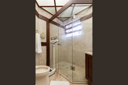 Casa à venda com 896m², 4 quartos e 6 vagas Casa à venda com 896m², 4 quartos e 6 vagasBanheiro da Suíte 1