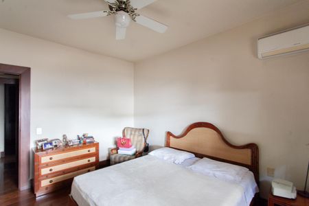 Casa à venda com 896m², 4 quartos e 6 vagas Casa à venda com 896m², 4 quartos e 6 vagasSuíte 1