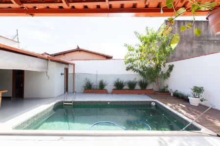 Casa à venda com 280m², 3 quartos e 4 vagas Casa à venda com 280m², 3 quartos e 4 vagasPiscina