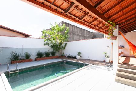 Casa à venda com 280m², 3 quartos e 4 vagas Casa à venda com 280m², 3 quartos e 4 vagasPiscina