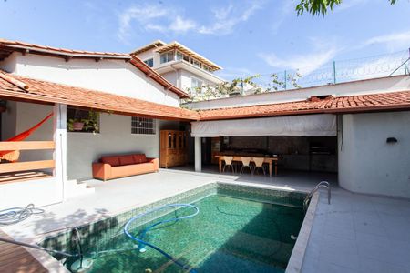Casa à venda com 280m², 3 quartos e 4 vagas Casa à venda com 280m², 3 quartos e 4 vagasPiscina