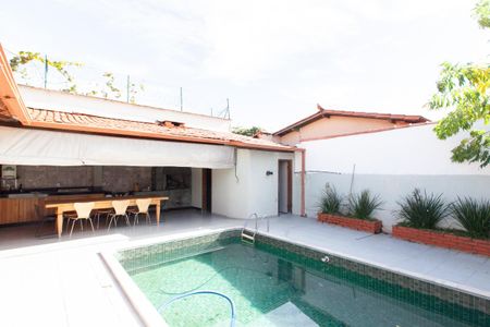 Casa à venda com 280m², 3 quartos e 4 vagas Casa à venda com 280m², 3 quartos e 4 vagasPiscina