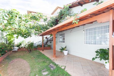 Casa à venda com 280m², 3 quartos e 4 vagas Casa à venda com 280m², 3 quartos e 4 vagasFrente da Casa