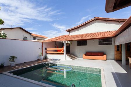 Casa à venda com 280m², 3 quartos e 4 vagas Casa à venda com 280m², 3 quartos e 4 vagasPiscina