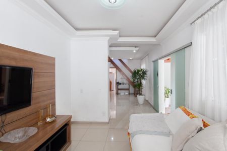 Casa à venda com 280m², 3 quartos e 4 vagas Casa à venda com 280m², 3 quartos e 4 vagasSala