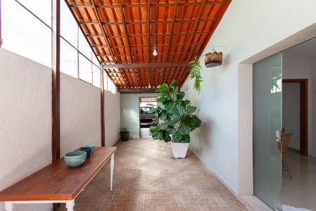 Casa à venda com 280m², 3 quartos e 4 vagas Casa à venda com 280m², 3 quartos e 4 vagasVaranda