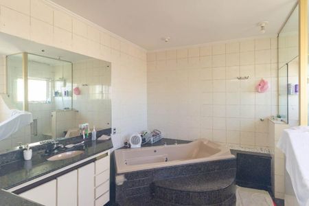 Apartamento para alugar com 492m², 4 quartos e 2 vagas Apartamento para alugar com 492m², 4 quartos e 2 vagasBanheiro da Suíte 1