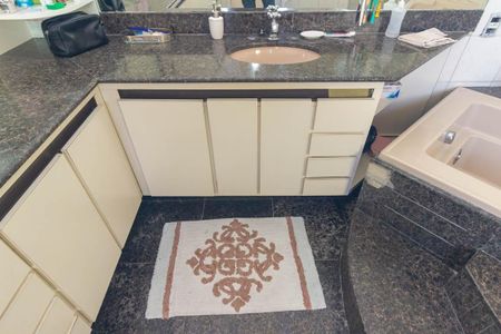 Apartamento para alugar com 492m², 4 quartos e 2 vagas Apartamento para alugar com 492m², 4 quartos e 2 vagasBanheiro da Suíte 1