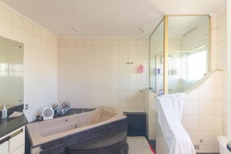 Apartamento para alugar com 492m², 4 quartos e 2 vagas Apartamento para alugar com 492m², 4 quartos e 2 vagasBanheiro da Suíte 1