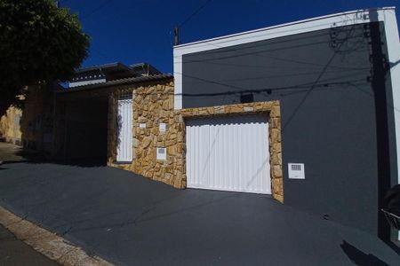 Casa à venda com 180m², 3 quartos e 2 vagas Casa à venda com 180m², 3 quartos e 2 vagasFachada