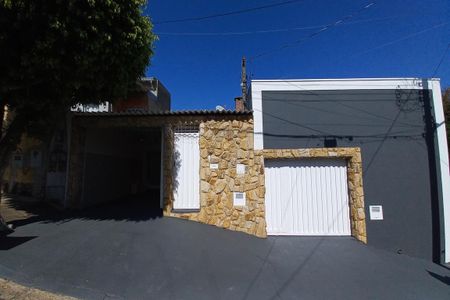 Casa à venda com 180m², 3 quartos e 2 vagas Casa à venda com 180m², 3 quartos e 2 vagasFachada