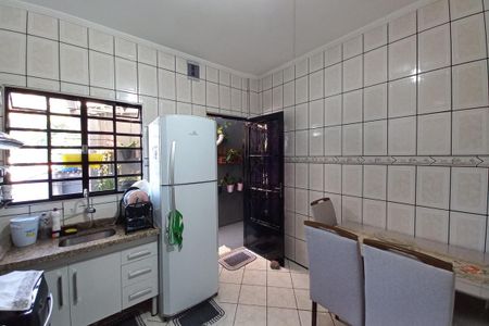 Casa à venda com 180m², 3 quartos e 2 vagas Casa à venda com 180m², 3 quartos e 2 vagasCasa 1 - Cozinha