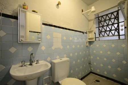 Casa à venda com 240m², 4 quartos e 1 vaga Casa à venda com 240m², 4 quartos e 1 vagaBanheiro de Serviço