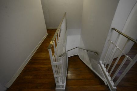 Casa à venda com 240m², 4 quartos e 1 vaga Casa à venda com 240m², 4 quartos e 1 vagaEscada