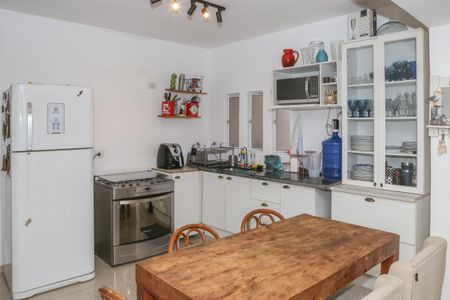 Casa à venda com 200m², 4 quartos e 1 vaga Casa à venda com 200m², 4 quartos e 1 vagaSala e Cozinha