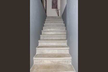 Casa à venda com 200m², 4 quartos e 1 vaga Casa à venda com 200m², 4 quartos e 1 vagaEscada