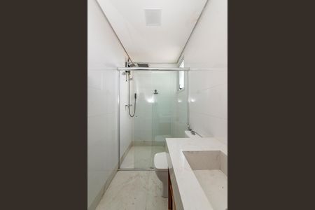 Apartamento à venda com 325m², 3 quartos e 4 vagas Apartamento à venda com 325m², 3 quartos e 4 vagasBanheiro da Suíte 1