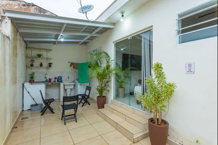 Casa à venda com 180m², 1 quarto e 2 vagas Casa à venda com 180m², 1 quarto e 2 vagasQuintal