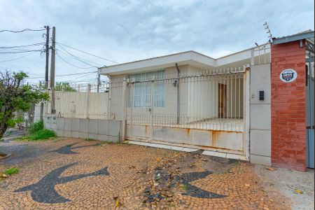 Casa à venda com 180m², 1 quarto e 2 vagas Casa à venda com 180m², 1 quarto e 2 vagasFachada