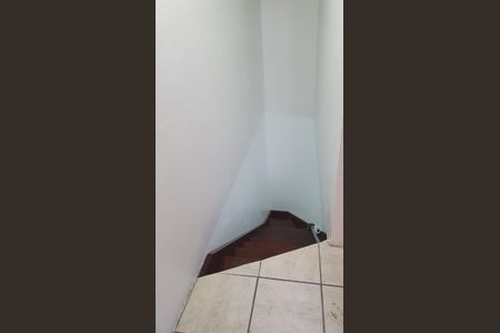 Apartamento para alugar com 46m², 2 quartos e 1 vaga Apartamento para alugar com 46m², 2 quartos e 1 vagaEscada