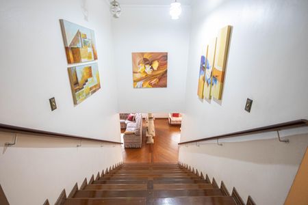 Casa de condomínio à venda com 405m², 6 quartos e 8 vagas Casa de condomínio à venda com 405m², 6 quartos e 8 vagasEscada