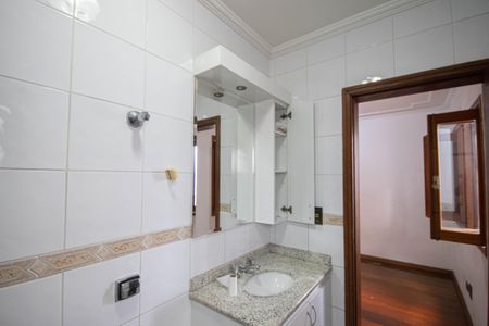 Casa de condomínio à venda com 405m², 6 quartos e 8 vagas Casa de condomínio à venda com 405m², 6 quartos e 8 vagasBanheiro da Suíte 3