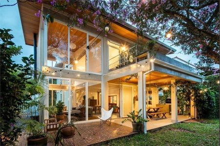 Casa à venda com 225m², 4 quartos e 4 vagas Casa à venda com 225m², 4 quartos e 4 vagasFoto 01