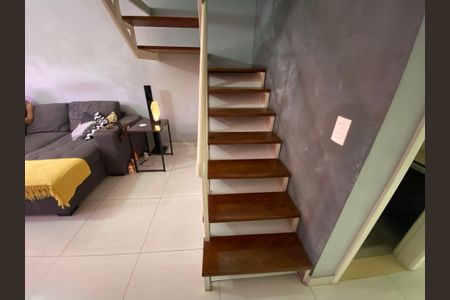 Casa à venda com 75m², 2 quartos e 1 vaga Casa à venda com 75m², 2 quartos e 1 vagaEscada Segundo Andar