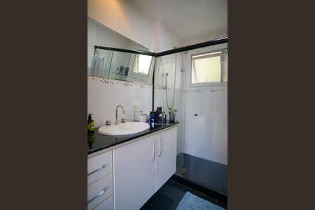Casa de condomínio à venda com 315m², 4 quartos e 4 vagas Casa de condomínio à venda com 315m², 4 quartos e 4 vagasBanheiro do Suíte 1