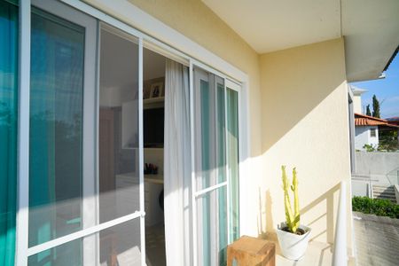 Casa de condomínio à venda com 315m², 4 quartos e 4 vagas Casa de condomínio à venda com 315m², 4 quartos e 4 vagasVaranda Suíte 2