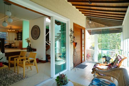 Casa de condomínio à venda com 315m², 4 quartos e 4 vagas Casa de condomínio à venda com 315m², 4 quartos e 4 vagasVaranda da Sala