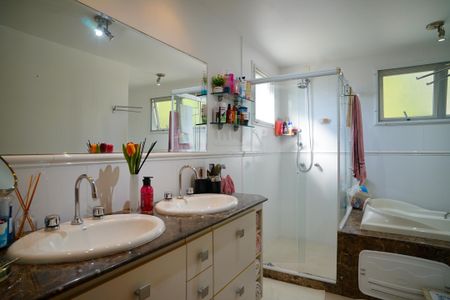 Casa de condomínio à venda com 315m², 4 quartos e 4 vagas Casa de condomínio à venda com 315m², 4 quartos e 4 vagasBanheiro Suíte 2